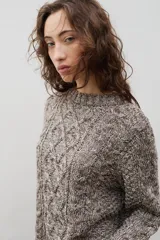 Buzo de lana con diseño de trenzas y ochos, de cuello redondo y calce holgado.