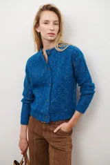 Cárdigan color crudo con textura jaspeada, cuello redondo y cierre frontal con botones.