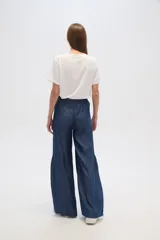 Pantalon de lyocell de tiro alto y corte ancho, con diseño de pinzas frontales y costuras verticales decorativas.