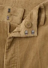 Pantalón wide leg de tiro bajo confeccionado en tejido de pana color tostado, con bolsillos laterales y bolsillos de ribete en la parte posterior.
