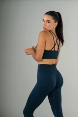 Conjunto deportivo gris compuesto por un top con tirantes finos y calzas de cintura alta.