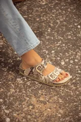 Sandalias con estampado de víbora, dos hebillas doradas ajustables, plantilla anatómica y suela de goma.