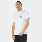 Remera Rip Curl de manga corta y color blanco, con pequeño estampado circular en el pecho en tonos azules y verdosos.