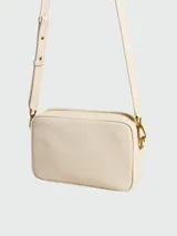 Bandolera Golden Goose modelo Star Bag, color marfil con aplique de estrella en el frente y correa ajustable.