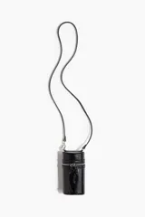 Cartera cruzada de diseño cilíndrico en material sintético con textura de efecto cocodrilo. Cuenta con cierre bidireccional con tiradores de nudo, correa fina ajustable y forro interior.