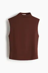 Top sin mangas color marrón oscuro, de corte ajustado y cuello alto tipo mock neck.