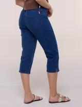 Jegging capri de denim blanco de la marca Ruby Rd, con pretina ancha elastizada, bolsillos delanteros simulados y bolsillos traseros aplicados.