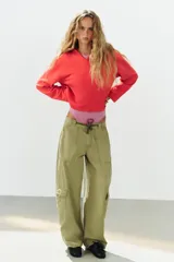 Sudadera de algodón rojo con efecto lavado, cuello redondo con capucha y abertura en V, manga larga y bajo ajustable con cordones.