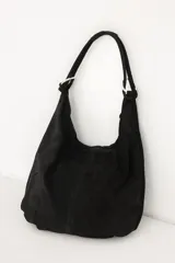 Cartera tipo hobo de cuero color negro con asa de hombro y cierre superior con cremallera.