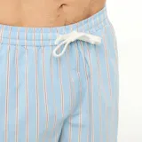 Pack de pijama corto compuesto por una remera blanca de manga corta con bolsillo en el pecho y un pantalón corto de popelina a rayas celestes, blancas y naranjas con cintura elástica.