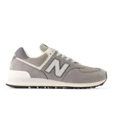 Championes urbanos New Balance modelo 574, color gris con detalles en blanco, confeccionados en gamuza y malla, con el logo "N" característico en los laterales y entresuela ENCAP.