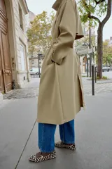 Bailarina de piel con pelo y estampado animal print. Presenta una tira elástica en el empeine con un detalle metálico dorado y punta redonda.