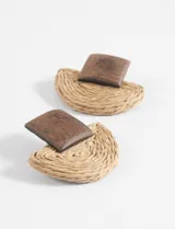 Aros colgantes con base curva de papel color beige y tope cuadrado de madera marrón.