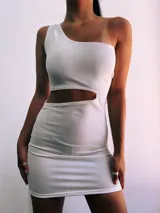 Minivestido blanco de un solo hombro con corte en la cintura.