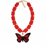 Collar corto con cuentas rectangulares de resina color rojo y un dije colgante en forma de mariposa en tonos negro y rojo con detalles de pedrería. Cuenta con cadena dorada ajustable en la parte posterior.