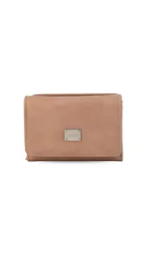 Billetera corta de símil cuero color beige, con cierre a presión y placa metálica decorativa. Cuenta con múltiples compartimentos internos para tarjetas, visor y billetes, además de un compartimento posterior con cierre.