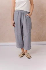 Pantalón de lino liviano color gris, con calce amplio, relajado, pierna ancha y caída fluida. Cuenta con cintura elástica y bolsillos laterales.