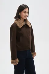 Campera de color marrón con cierre frontal, cuello y puños con detalle de piel sintética en tono beige.