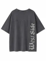 Remera de algodón con efecto lavado, color gris oscuro, de corte oversize con mangas cortas. Presenta un estampado frontal con la palabra 'Crew' en tipografía gótica y el número '26' en azul marino.