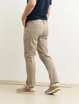 Pantalon de corte recto y estilo casual, confeccionado en tela de gabardina color kaki, con bolsillos laterales y traseros.