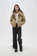 Campera puffer negra con capucha, manga larga, cierre frontal y cuello alto.