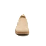 Zapatillas slip-on Caterpillar modelo Flexion, de color tostado con suela de goma marrón y elásticos laterales para un calce cómodo.