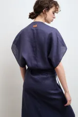 Vestido kimono midi azul marino de lino con escote en V, mangas cortas amplias y lazo en la cintura.