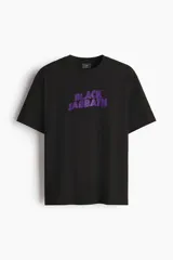 Remera de algodón color negro con cuello redondo y mangas cortas. Presenta un estampado frontal con el logo de la banda Black Sabbath en color violeta.