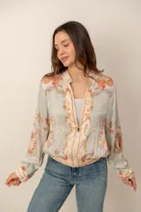 Campera liviana de satén con estampado floral y tropical, cierre frontal con cremallera, cuello mao y puños y cintura elásticos.