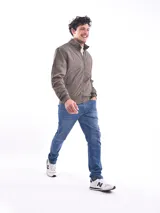 Campera bomber negra con cierre frontal y bolsillos laterales con cierre.