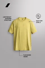 Camiseta técnica regular fit de Zara Athleticz, color verde militar con diseño de rayas sutiles, cuello redondo y manga corta. Confeccionada en tejido ligero, elástico y de secado rápido con costuras planas.