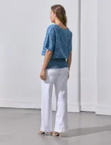 Blusa celeste con estampado floral, escote en V y ruedo smock.