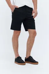 Bermuda chino de corte clásico color negro, con cintura fija y bolsillos delanteros y traseros.