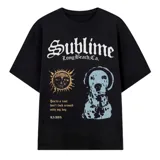 Remera negra de corte oversize con estampa frontal que incluye el texto 'Sublime Long Beach, Ca.', un sol estilizado, un perro dálmata y la frase 'You're a fool don't fuck around with my dog'.