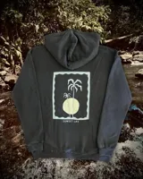 Hoodie oversize color negro con estampa en la espalda que presenta un diseño de palmeras y sol con la leyenda Sunset Life.