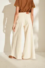 Jean de corte wide leg, tiro alto y diseño super amplio con botamanga sin costura y flecos. Color azul clásico.
