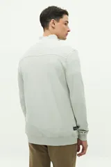 Buzo azul de felpa con medio cierre frontal, cuello alto y logo de goma en el pecho.