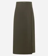 Pollera midi de corte sastre color verde militar, confeccionada en algodón, con cintura ancha y traspase falso con costura aparente.