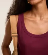 Blusa musculosa de ribana color blanco, con escote en U.