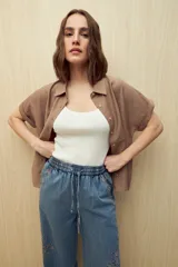 Top negro sin mangas de tejido acanalado con escote redondo y calce al cuerpo.