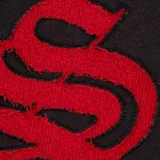 Hoodie negro con capucha, manga larga y bolsillo tipo canguro frontal. Presenta un diseño gráfico en la espalda con letras rojas de estilo gótico que forman la palabra Supreme y los números 9 y 4 en los costados.