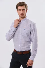 Camisa de manga larga con diseño a cuadros en tonos azul, blanco y rojo, cuello camisero abotonado, bolsillo en el pecho con logo bordado y cierre frontal con botones.