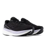 Championes de running New Balance 1080 V15 para mujer, en color negro con suela blanca y entresuela con detalles en lila. Incorporan parte superior de malla transpirable, tecnología de amortiguación Infinion y detalles reflectantes.