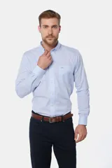 Camisa sport de hombre con diseño de rayas finas, cuello con botones y bolsillo frontal en el pecho.