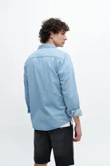 Camisa denim de manga larga confeccionada en 100% algodón, con calce clásico, bolsillo en el pecho y botones personalizados.