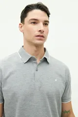 Remera polo gris con cuello y mangas con borde blanco, logo bordado en el pecho y corte regular. Confeccionada en algodón y spandex.