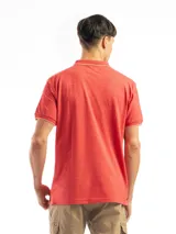 Chomba manga corta color borgoña con cuello clásico y borde azul marino.