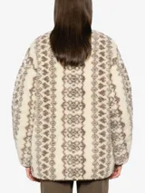 Campera con estampado geométrico en tonos beige y marrón, con cuello redondo y cierre frontal con botones marrones.