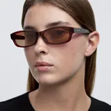 Lentes de sol unisex con montura rectangular color marrón y lentes marrones polarizadas. Fabricadas con materiales bio-based y patillas de propionato de celulosa. Cuentan con protección UV400 y recubrimiento anti-scratch y superhydrophobic.