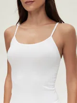 Musculosa blanca de breteles finos, corte ajustado y tejido seamless.